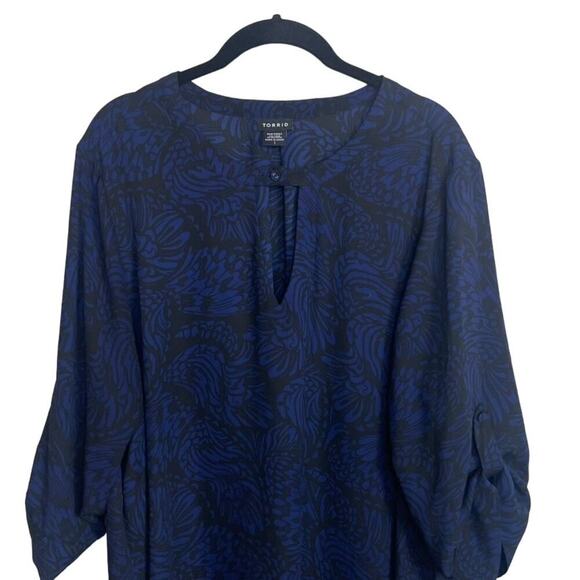 Torrid Top Women's  Sz 1 3/4 Tab‎ Sleeves Blue Black Tunic Career V-Cutout - Picture 2 of 7